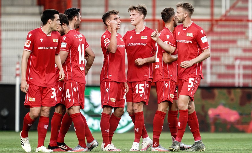 epa08489088 Union players celebrate the 1-0 lead during the German Bundesliga soccer match between 1. FC Union Berlin and SC Paderborn 07 at the Stadion An der Alten Foersterei in Berlin, Germany, 16  ...