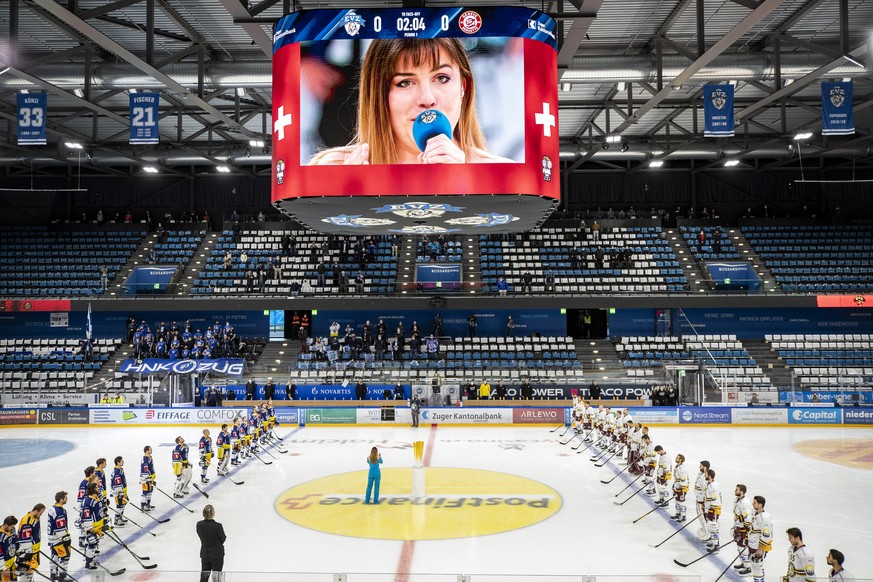 Anna Nero singt die Nationalhymne vor dem ersten Eishockey Playoff-Finalspiel der National League zwischen dem EV Zug und Geneve-Servette HC am Montag, 3. Mai 2021, in der Bossard Arena in Zug. (KEYST ...