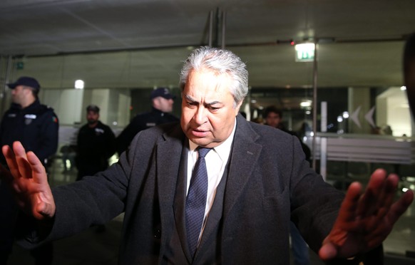 Der Anwalt von&nbsp;José Sócrates wird von Journalisten belagert.