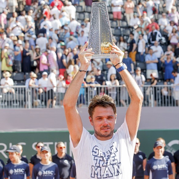 epa05993536 Stan Wawrinka of Switzerland lifts his trophy after defeating Mischa Zverev of Germany in their final match of the Geneva Open tennis tournament in Geneva, Switzerland, 27 May 2017. EPA/SA ...