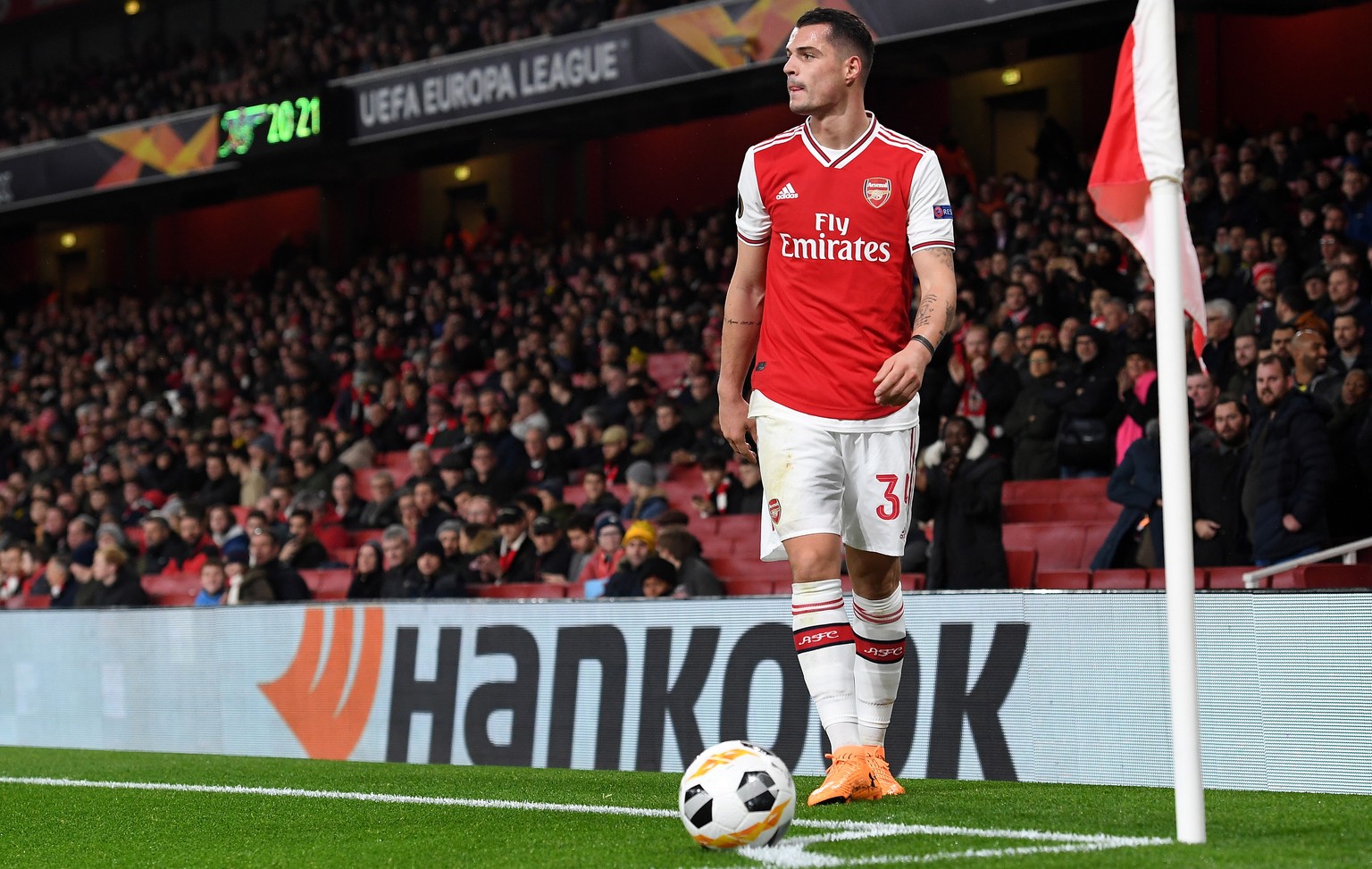 epa08031755 Granit Xhaka of Arsenal prepares to take a corner during the UEFA Europa League Group F match between Arsenal London and Eintracht Frankfurt in London, Britain, 28 November 2019. EPA/ANDY  ...