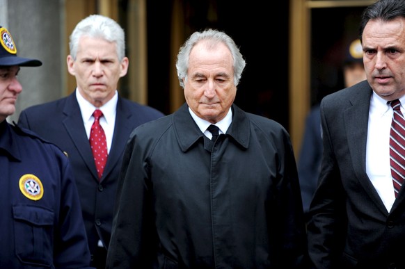 epa09135069 (FILE) - Financier Bernard Madoff (C), who has been charged with allegedly running a $50 billion &#039;Ponzi scheme&#039; leaves federal court following a hearing in New York, New York, US ...