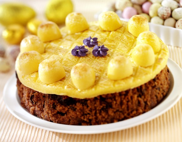 Simnel Cake - ein Kuchen aus Trockenfrüchten und einer dicken Schicht Marzipan.