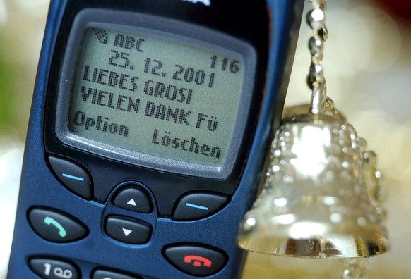 Display eines Mobiltelefons mit SMS Nachricht, aufgenommen am Mittwoch, 26. Dezember 2001.Millionen von SMS wurden ueber Weihnachten uebermittelt. Alleine die Swisscom verzeichnete mit 9 Millionen SMS ...