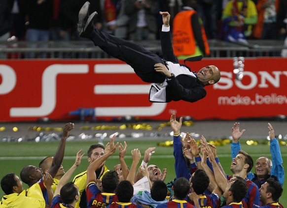 Guardiola wird nach dem Gewinn der Champions League 2011 von seinen Spielern gefeiert.