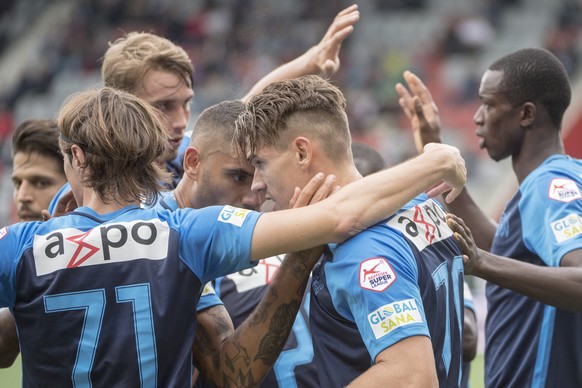 Zuerichs Benjamin Kololli, Mitte, Torschuetze zum 0-1, jubelt mit seinen Kollegen, beim Fussballspiel der Super League zwischen dem FC Thun und dem FC Zuerich, am Sonntag, 7. Oktober 2018, in der Stoc ...