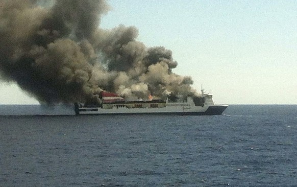 Mindestens drei Besatzungsmitglieder erlitten Rauchvergiftungen.