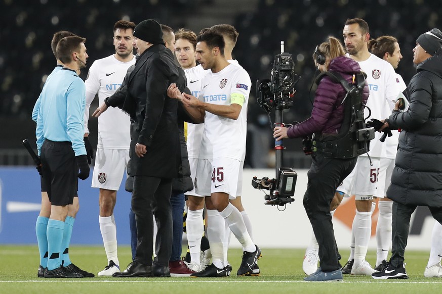 Cluj&#039;s head coach Edi Iordanescu, center, and captain Camora, center right, argue with referees during the UEFA Europa League Group A soccer match between BSC Young Boys Bern and CFR Cluj, at the ...
