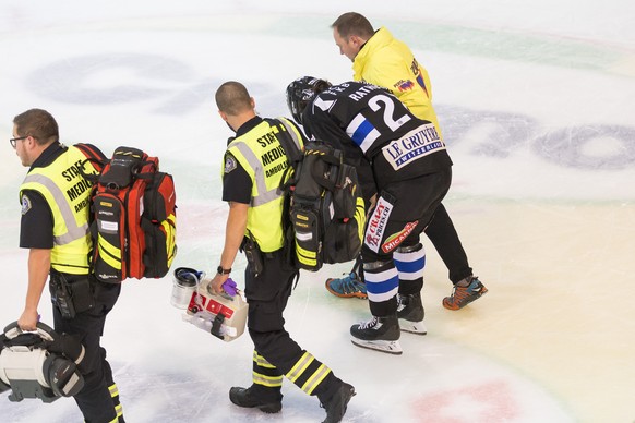 Le defenseur fribourgeois Yannick Rathgeb sort sur blessure apres une charge, lors du match du championnat suisse de hockey sur glace de National League entre le HC Fribourg-Gotteron et le HC Davos ce ...