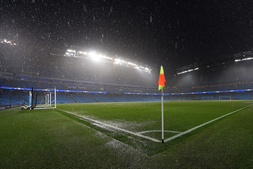 epa05538167 Heavy rain falls onto the pitch before the UEFA Champions League Group C match between Manchester City and Borussia Monchengladbach at Etihad Stadium in Manchester, Britain, 12 September 2 ...