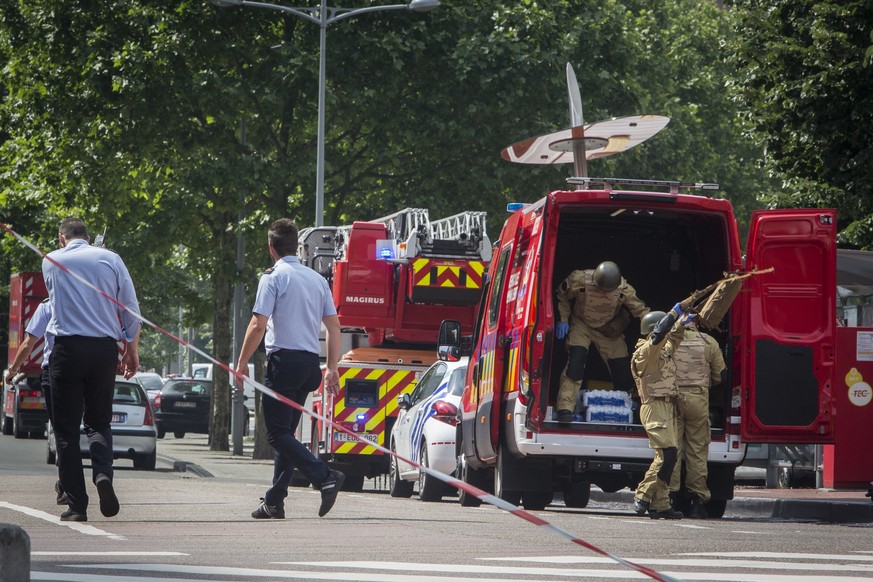 epaselect epa06770669 A bomb squad arrives at the scene following a shooting in Liege, Belgium, 29 May 2018. According to media reports, a gunman was shot dead by anti-terrorist police after reportedl ...