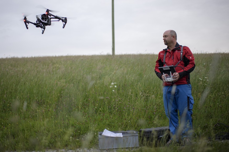 Pilot Ueli Sager fliegt eine Drohne im Rahmen eines Pilotprojektes zur Rettung von Rehkitzen mittels Drohnen, am Dienstag, 29. Mai 2018, in Wald. Kitze, die sich im hohen Gras verstecken, sollen mitte ...