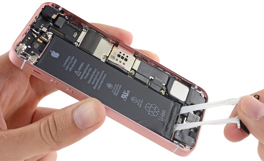 Grosse Zerlegung des iPhone SE. Eine neue Batterie könnte sich lohnen.