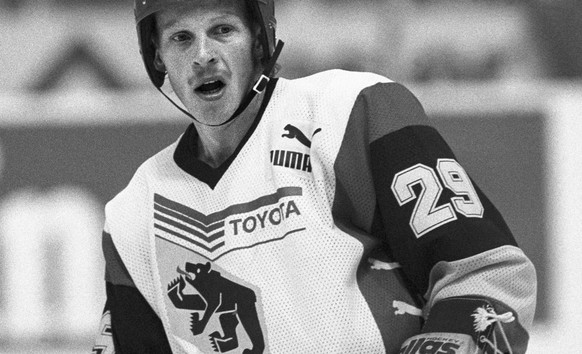 Reijo Ruotsalainen, finnischer Eishockey-Profi im Dress des SC Bern, in Aktion im Nationalliga-A-Spiel gegen den HC Lugano, aufgenommen am 4. Oktober 1986 in Bern. Ruotsalainen spielte in der Saison 1 ...