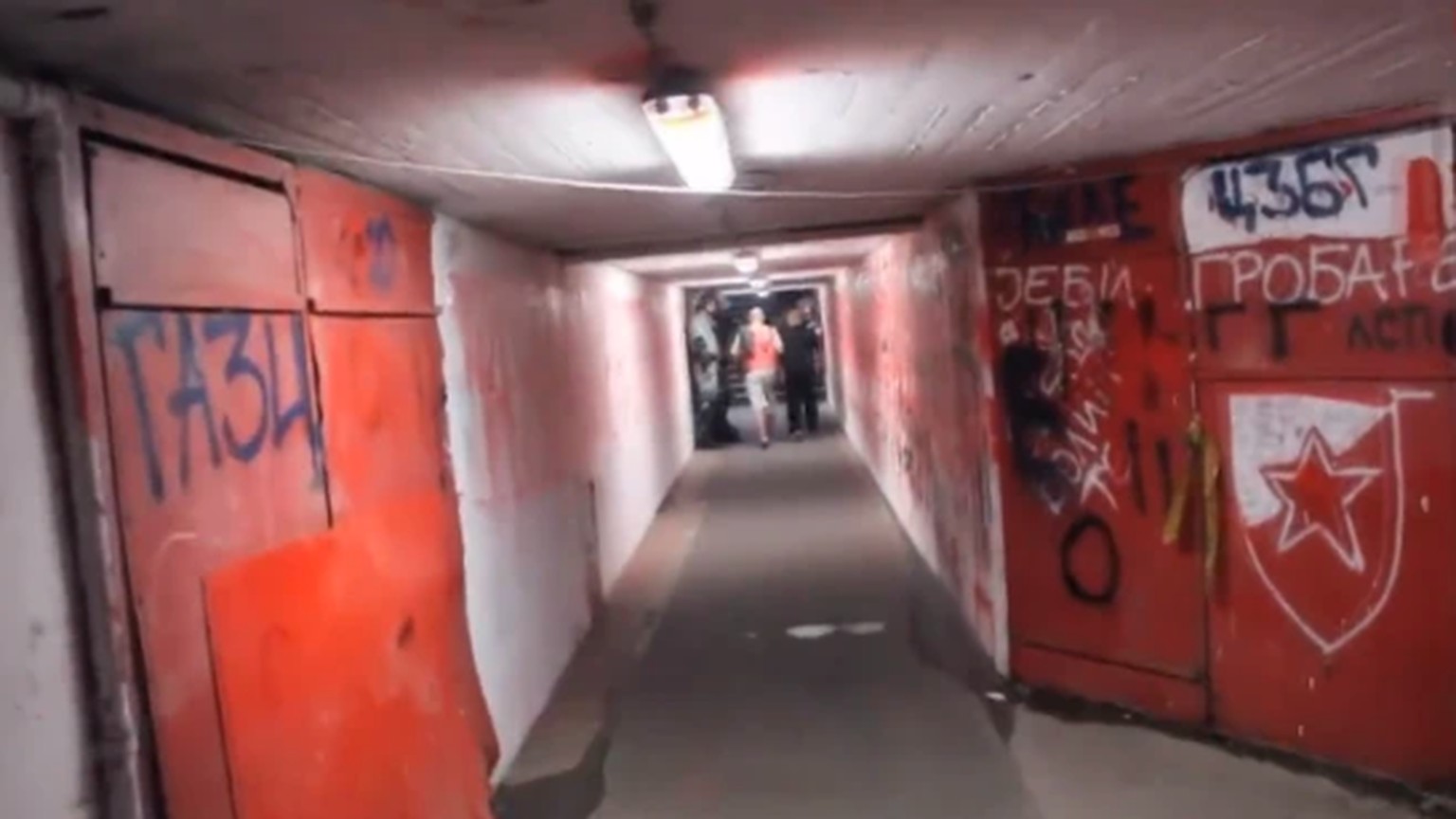 Der Spielertunnel in Belgrad kann ganz schön einschüchternd sein.