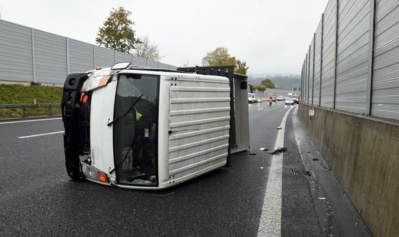 Lieferwagen auf Autobahn in Emmenbrücke gekippt - Lenker verletzt