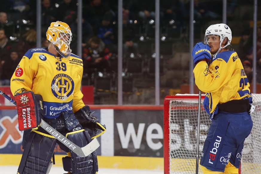 Davos&#039; Torhueter Anders Lindbaeck und Magnus Nygren nach dem Tor zum 3-0, im Eishockey Meisterschaftsspiel der National League zwischen dem SC Bern und dem HC Davos, am Samstag, 1. Dezember 2018, ...