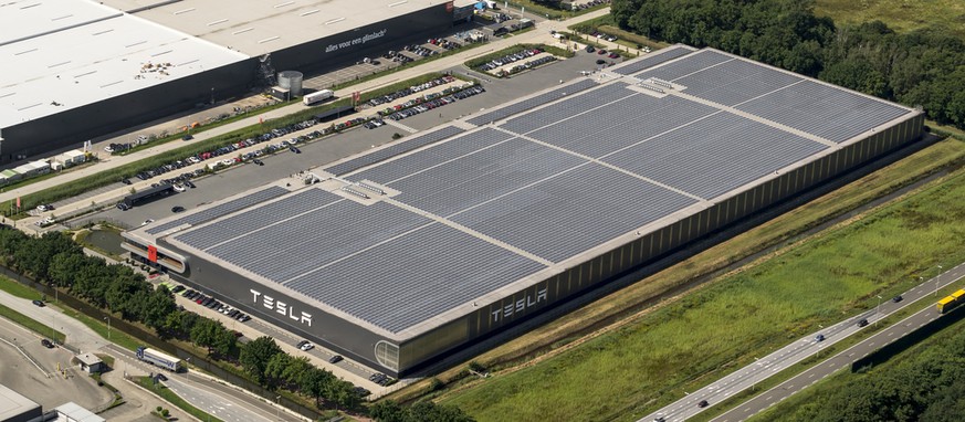 Das Tesla-Werk in Holland. Der Strom kommt unter anderem von der hauseigenen Solaranlage. Bild: shutterstock.