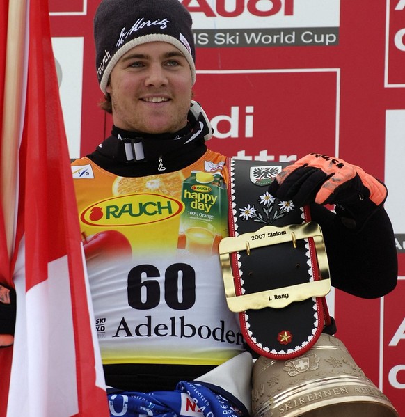Swiss ski racer Marc Berthod as the winner celebrates with a cowbell on the podium of today&#039;s men&#039;s ski world cup slalom in Adelboden, Switzerland, Sunday, January 7, 2007. (KEYSTONE/Lukas L ...
