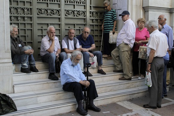 Pensionäre warten vor einer Bank in Athen. Tsipras hat offenbar eingewilligt, Renten zu streichen.