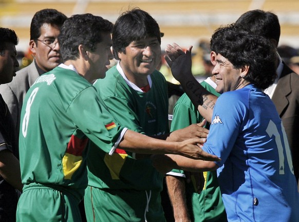 ** ALTERNATIVE CROP OF DG118 ** Bolivia&#039;s President Evo Morales, center, talks with Argentine soccer legend Diego Armando Maradona, right, and Bolivia&#039;s Sports Minister Milton Melgar, prior  ...