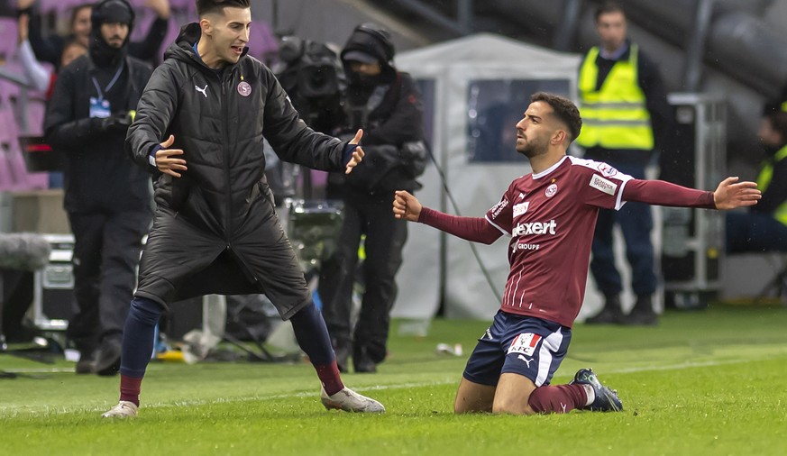 Le joueur de Servette Varol Tasar, centre, laisse eclater sa joie, lors de la rencontre de football de Super League entre le Servette FC et le BSC Young Boys, ce dimanche 3 novembre 2019 au stade de G ...