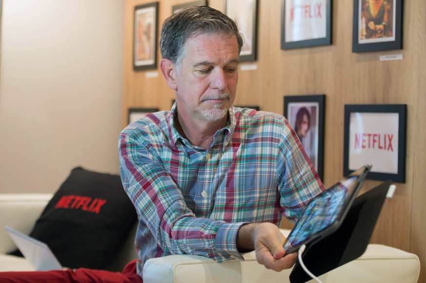 Reed Hastings, Gruender und CEO Netflix, hantiert mit einem iPad in Zuerich am Donnerstag, 18. September 2014. Im Zuge der aktuellen Expansionsrunde nach Oesterreich, Frankreich, Belgien und Luxemburg ...