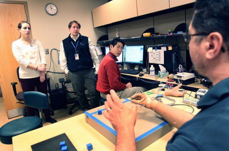 Wissenschaftler von der Case Western Reserve Universität testen die Handprothese: Emily Graczyk, Matthew Schiefer und Daniel Tan (v.l.n.r.) beim Feintuning.&nbsp;