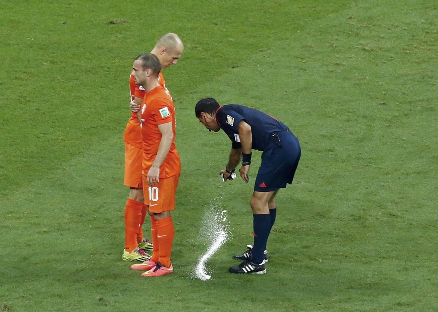 Eine Szene aus der Partie Holland&nbsp;– Costa Rica: Schiedsrichter Irmatow sprüht, als gäbe es kein morgen.