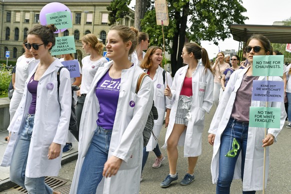 Pflegerinnen vor dem Zuercher Universitaetsspital am Frauenstreik am Freitag, 14. Juni 2019. (KEYSTONE/Walter Bieri)