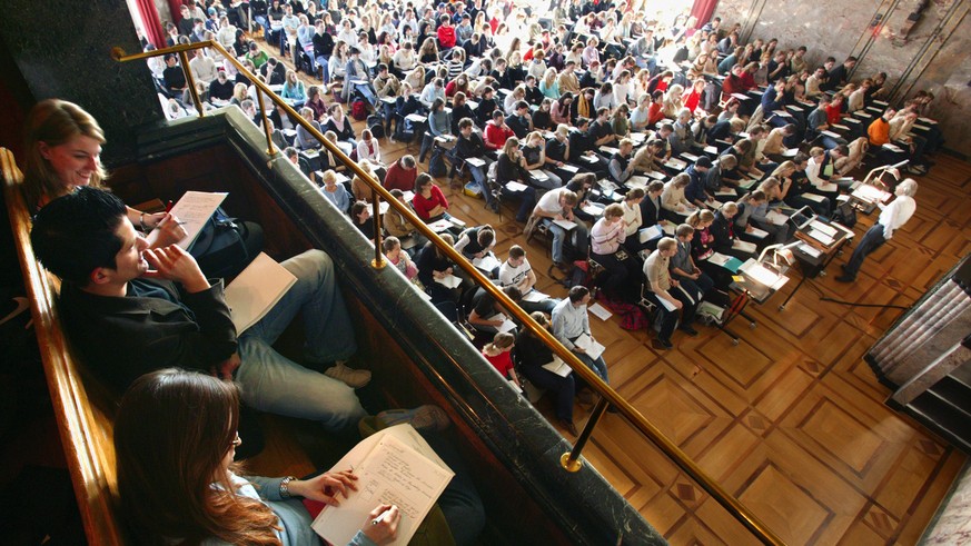 A lecturer speaks before the fully occupied assembly hall in the main building of the University of Zurich, pictured on March 31, 2004, in Zurich, Switzerland. (KEYSTONE/Martin Ruetschi)

Ein Dozent r ...