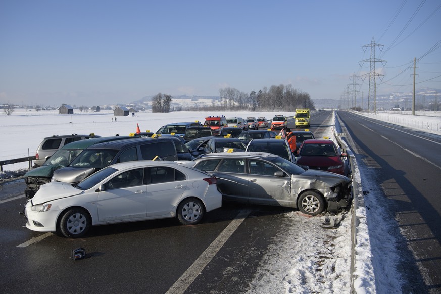 Blick auf stehende Fahrzeuge nach einer Massenkarambolage auf der Autobahn A3, am Freitag, 6. Januar 2017, zwischen Reichenburg und Bilten. Auf der A3 im glarnerischen Bilten in Richtung Chur sind bei ...