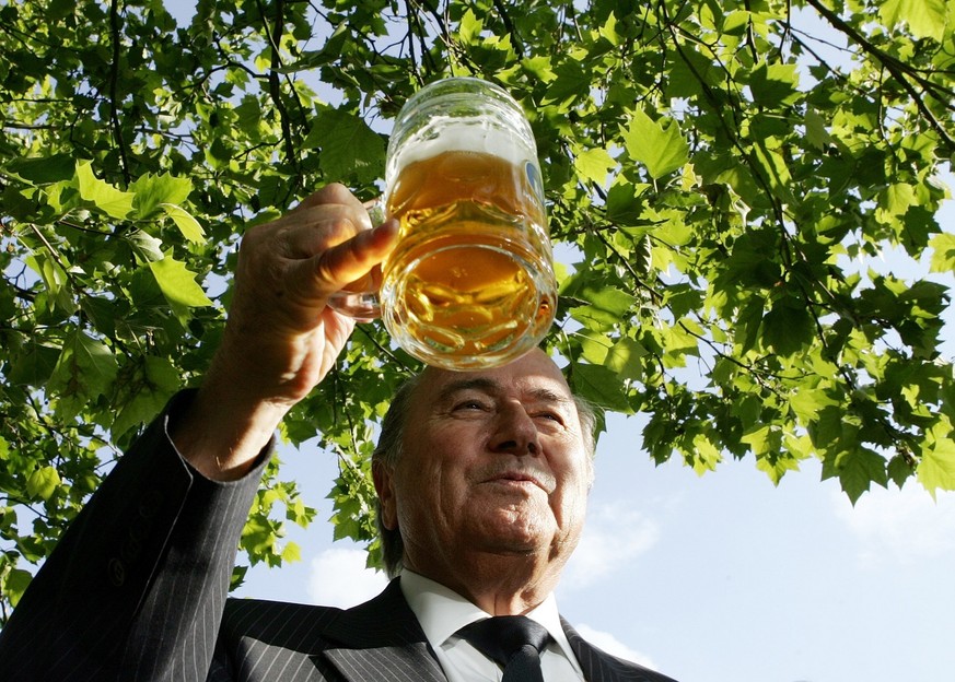 FIFA President Joseph Blatter toasts with a Bavarian beer during a greeting with Bavaria&#039;s government in Munich, southern Germany,Tuesday, June 6, 2006. The opening match of the Soccer World Cup  ...