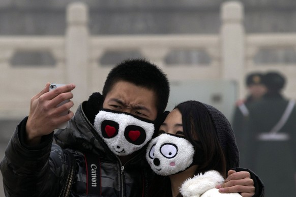 Selfie mit Panda-Masken während des Mega-Smogs vom Januar 2013 auf dem Tiananmen-Platz.