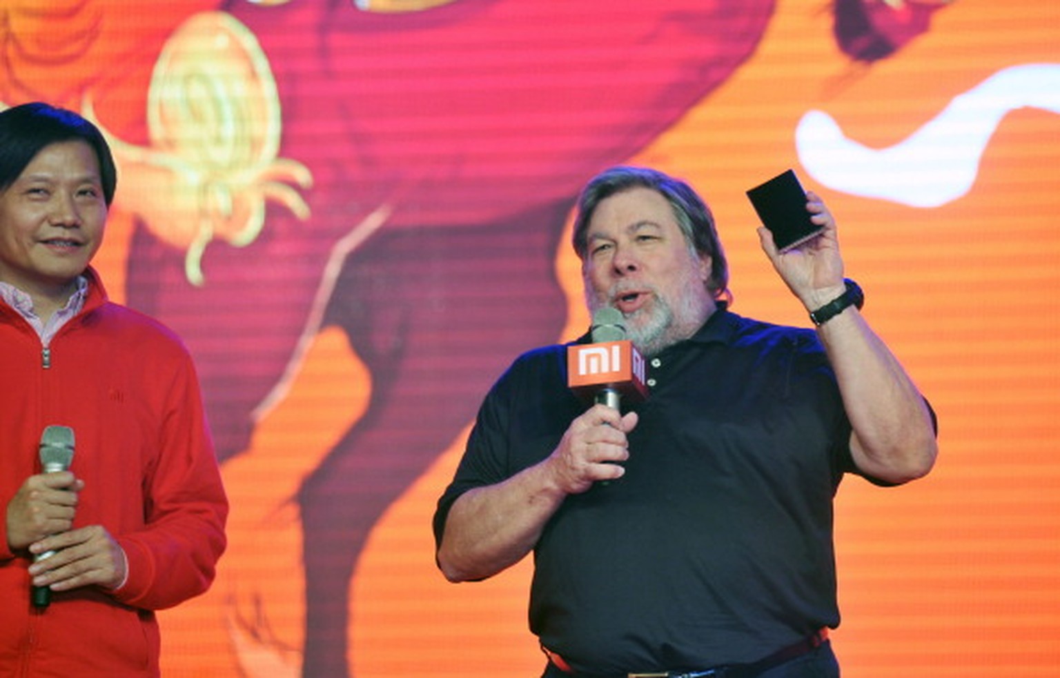 BEIJING, CHINA - JANUARY 10: (CHINA OUT) Xiaomi CEO Lei Jun (L) and Steve Wozniak, co-founder of Apple Inc. and chief scientist of Fusion-io Inc., attend the Xiaomi 2013 Annual Conference at China Nat ...