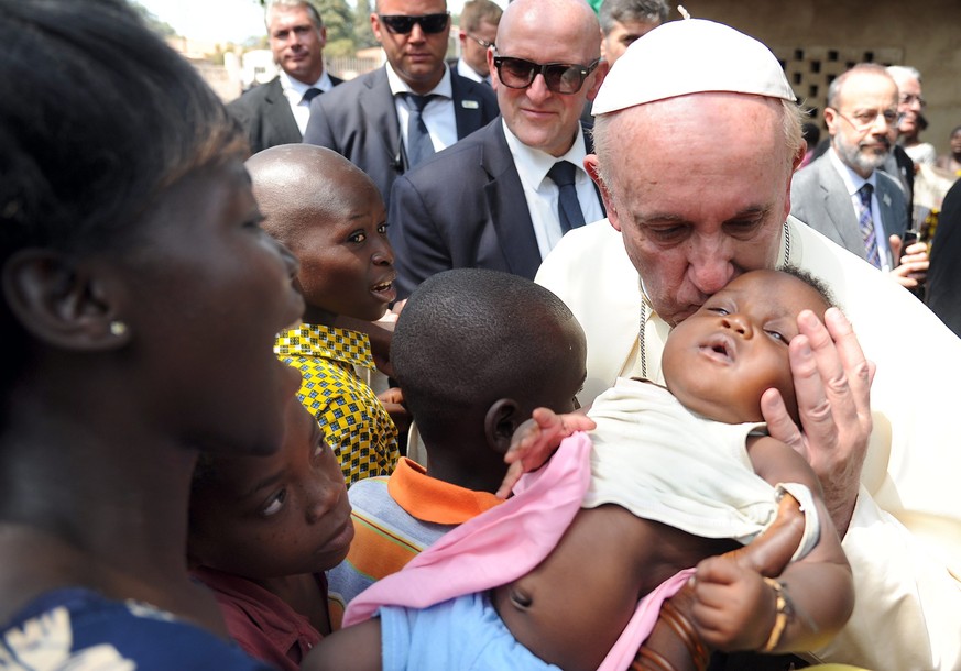 Auf Tuchfühlung: Papst Franziskus besuchte in der Zentralafrikanischen Republik ein Flüchtlingscamp..