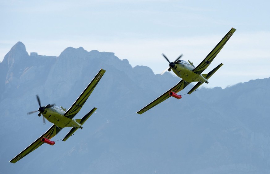 Beim Tag der offenen Tuer auf der Airbase in Emmen sind am Samstag, 19. Oktober 2013, verschiedene Flugobjekte zu sehen wie diese Pilatus PC 9 der Schweizer Luftwaffe. (KEYSTONE/Sigi Tischler)