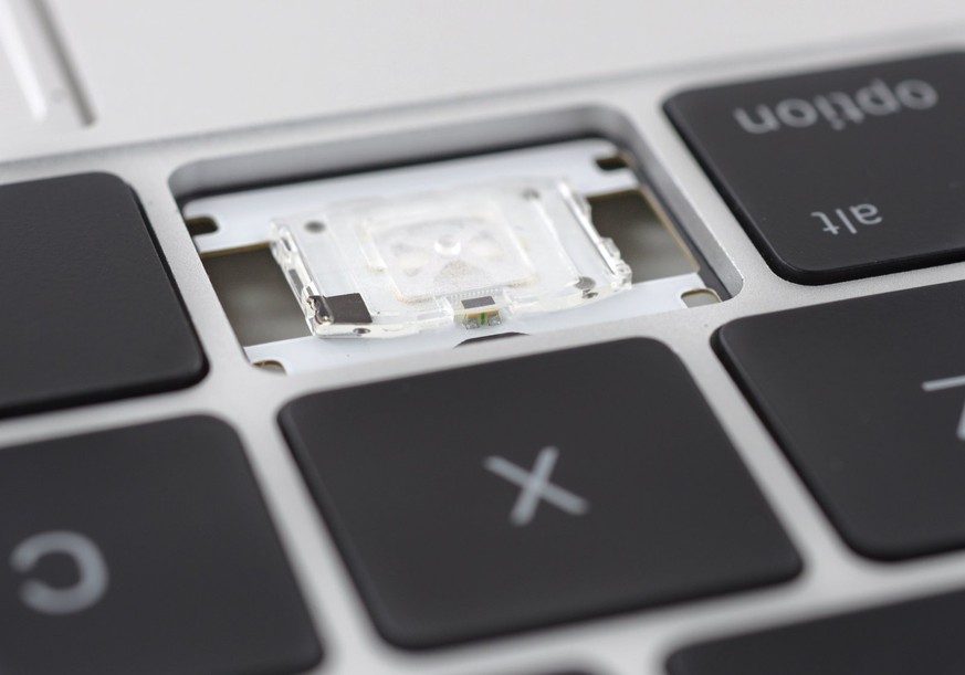 Blick in eine Macbook-Tastatur von 2015, erstmals mit Schmetterlings-Mechanismus.