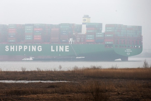 epa05145056 The tanker ship &#039;DresdenII&#039; pumps fuel from the container ship &#039;CSCL Indian Ocean&#039; on the Elbe river on a foggy day near Stade, Germany, 05 February 2016. The salvaging ...
