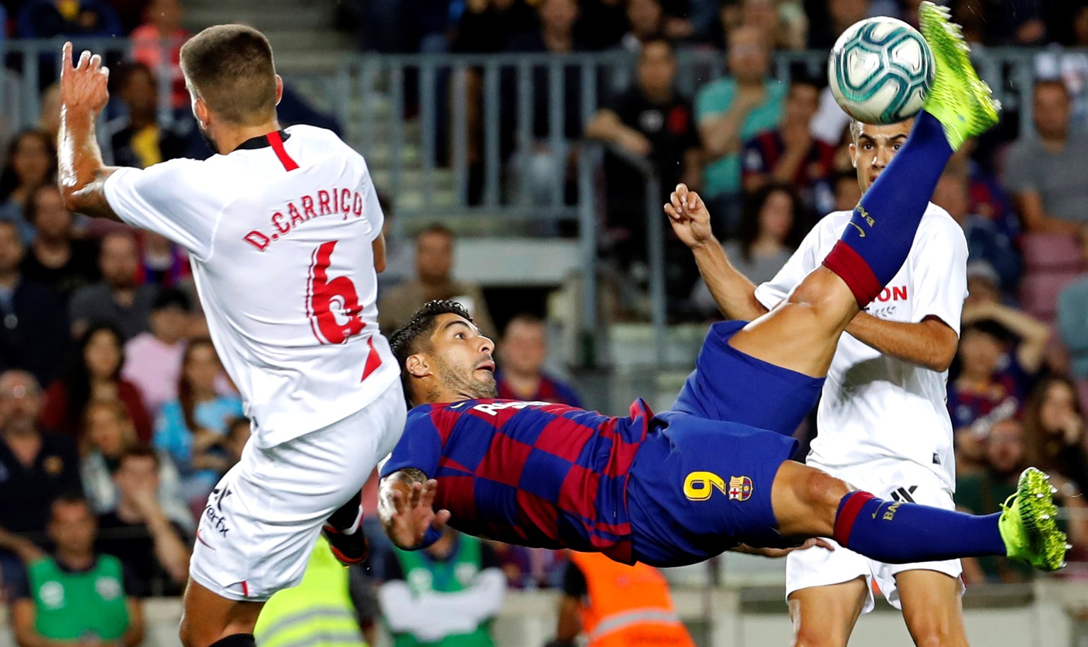 epa07902234 FC Barcelona&#039;s Luis Suarez (C) scores the 1-0 during a Spanish LaLiga soccer match between FC Barcelona and Sevilla FC at the Camp Nou stadium in Barcelona, Spain, 06 October 2019. EP ...