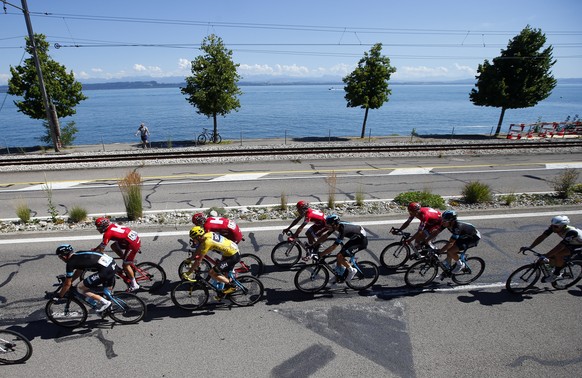 The pack with Britain&#039;s Chris Froome, wearing the overall leader&#039;s yellow jersey rides during the sixteenth stage of the Tour de France cycling race over 209 kilometers (129.9 miles) with st ...