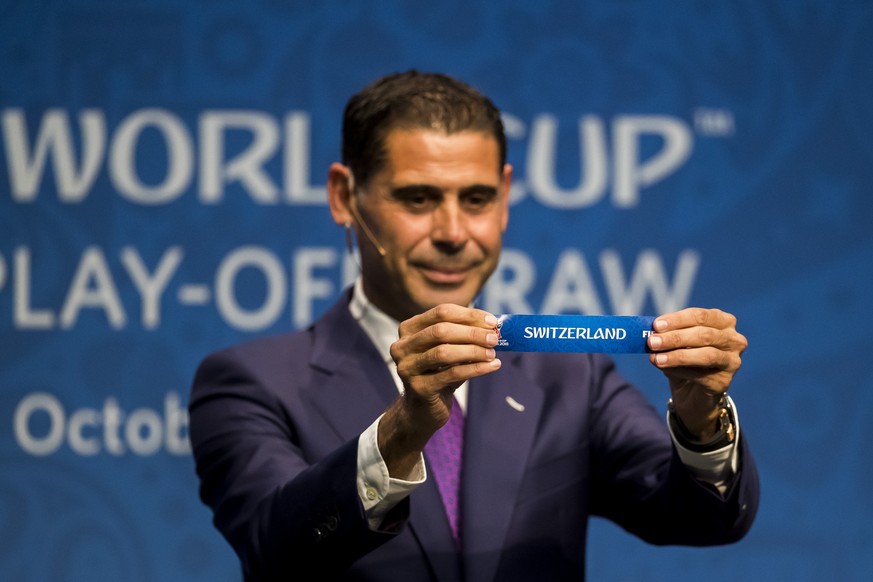 Fernando Hierro draws Switzerland against Northern Ireland at the FIFA World Cup European Play-off draw at the headquarter of FIFA in Zurich, Tuesday, October 17, 2017. (KEYSTONE/Christian Merz)