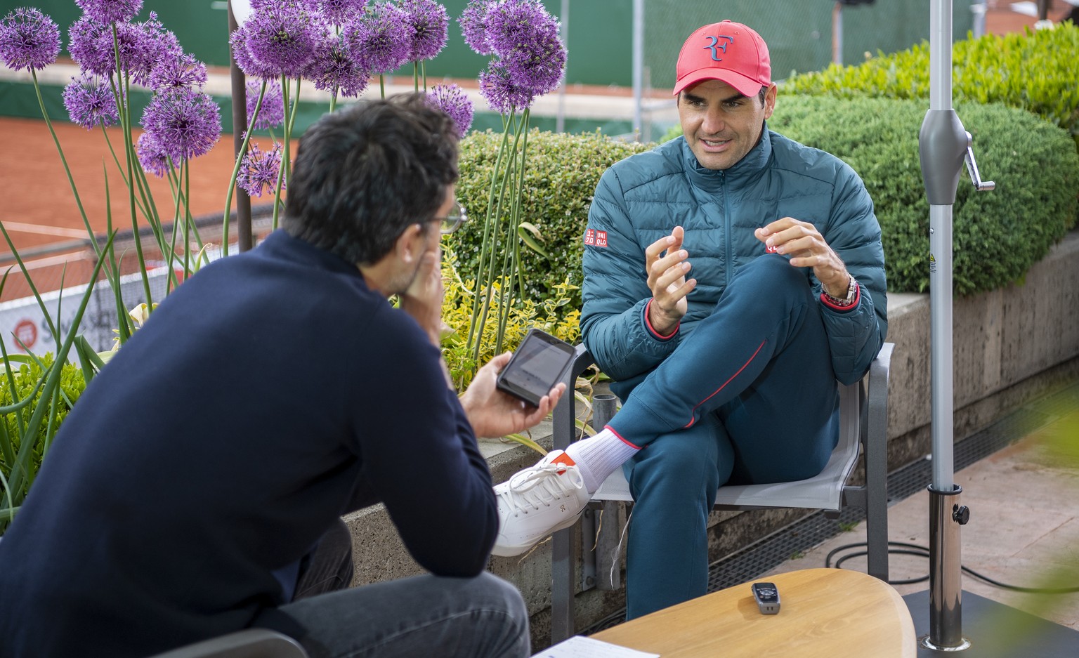 Le joueur de tennis Roger Federer, s&#039;exprime lors d&#039;un interview avec un journaliste avant son entrainement lors du tournoi ATP 250 Tennis Geneva Open, ce vendredi 14 mai 2021 a Geneve. (KEY ...