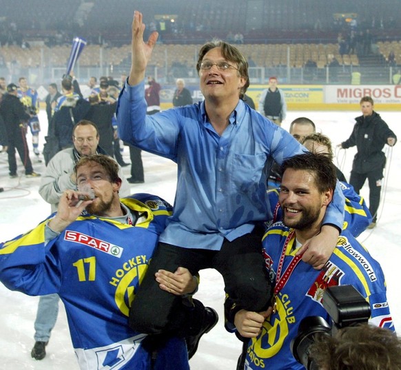 Der Trainer Arno del Curto vom HC Davos, Mitte, wird von Thierry Paterlini, rechts, und Ralph Ott auf den Schulter getragen, nach dem Sieg des HC Davos ueber die ZSC Lions am Samstag, 6. April 2002 in ...