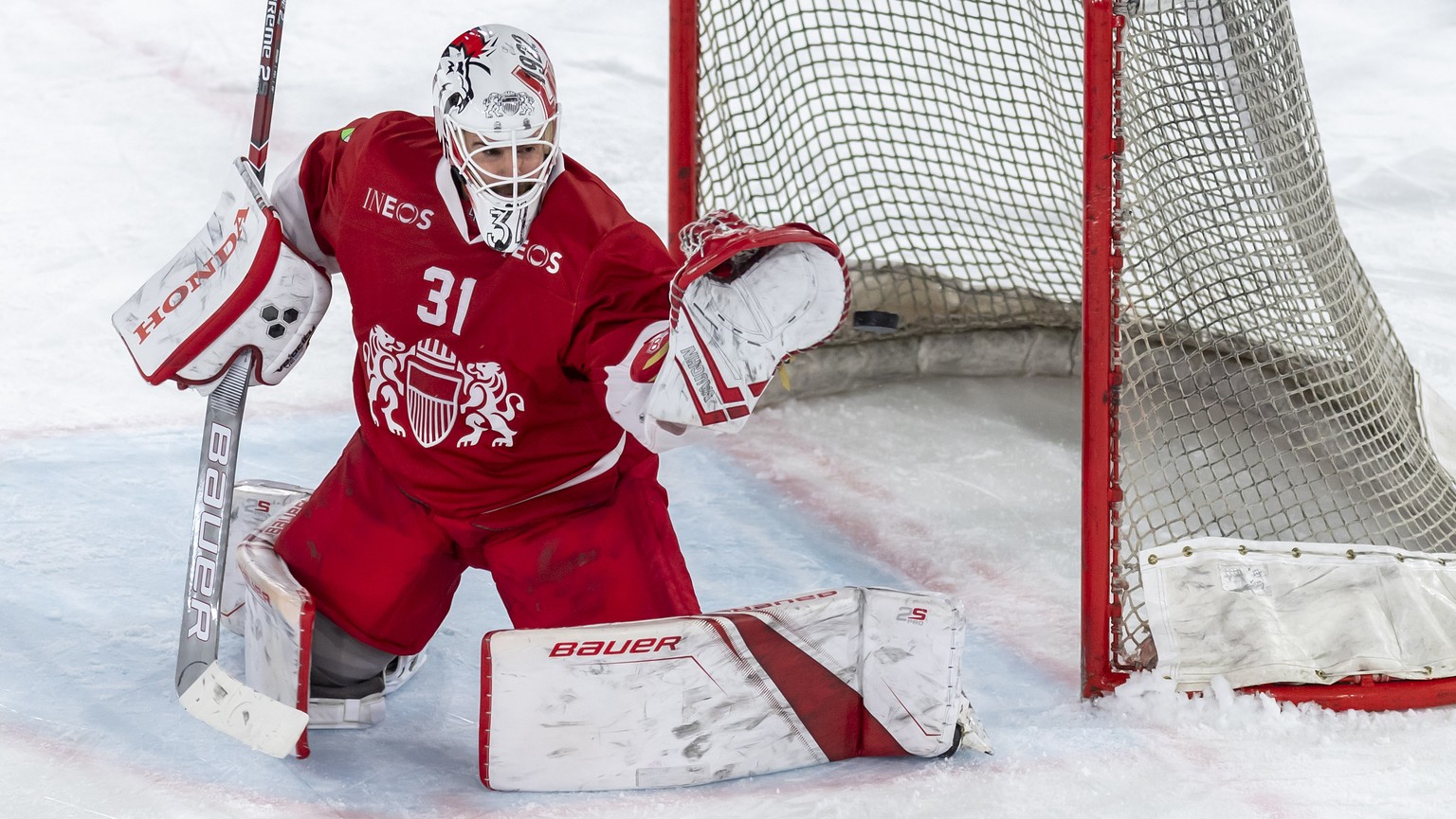 Le gardien lausannois, Sandro Zurkirchen, en action, lors du match du championnat suisse de hockey sur glace de National League LNA, entre le Lausanne Hockey Club, LHC, et le HEV Zoug, EVZ, ce vendred ...