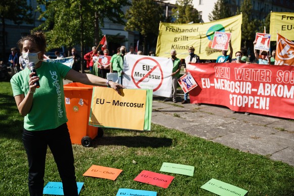 epa08686231 Greenpeace activist Gesche Juergens speaks before protesters with banners outside of the Economy Ministry in Berlin, Germany, 21 September 2020. Protesters of various organizations demonst ...