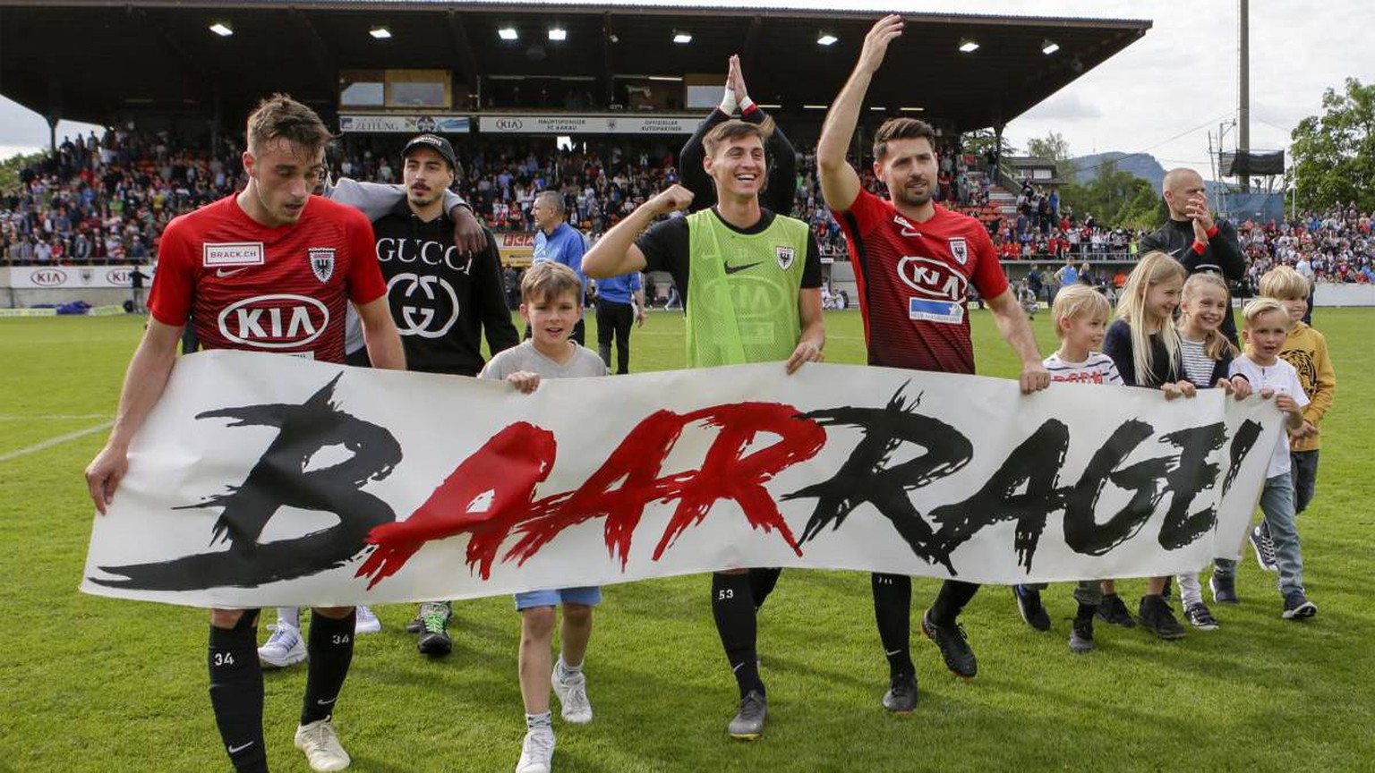 Die Hoffnung lebt! Die Spieler des FC Aarau freuen sich über den Einzug in die Barrage.