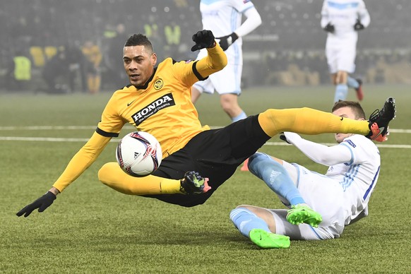 08.12.2016; Bern; Fussball Europa League - BSC Young Boys - FC Astana; 
Guillaume Hoarau (YB) gegen Igor Shitov (Astana) 
(Urs Lindt/freshfocus)