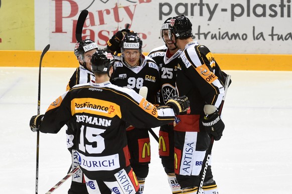 Lugano&#039;s Damien Brunner, center, celebrates with his teammates after scoring the 1-0 goal, during the preliminary round game of the National League A (NLA) Swiss Championship 2016/17 between HC L ...