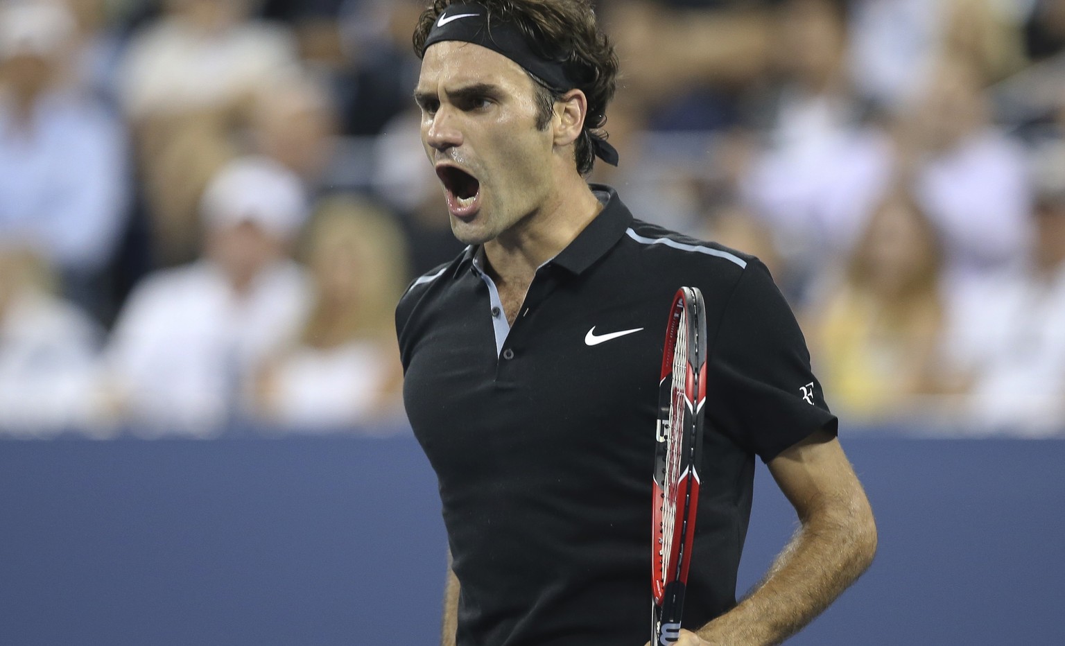 Roger Federer freut sich nach dem Fünfsatz-Sieg gegen Monfils über den Halbfinal-Einzug.